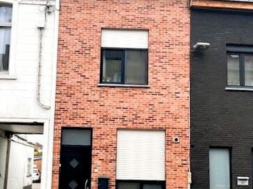 Heel gezellige en instapklare rijwoning met schitterende mobi-score te Kortrijk, omvattende o.a. op het GELIJKVLOERS: Inkomhal Ruime lichtrijke en knu